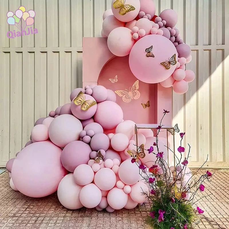 Decoración de cumpleaños con arco de globos