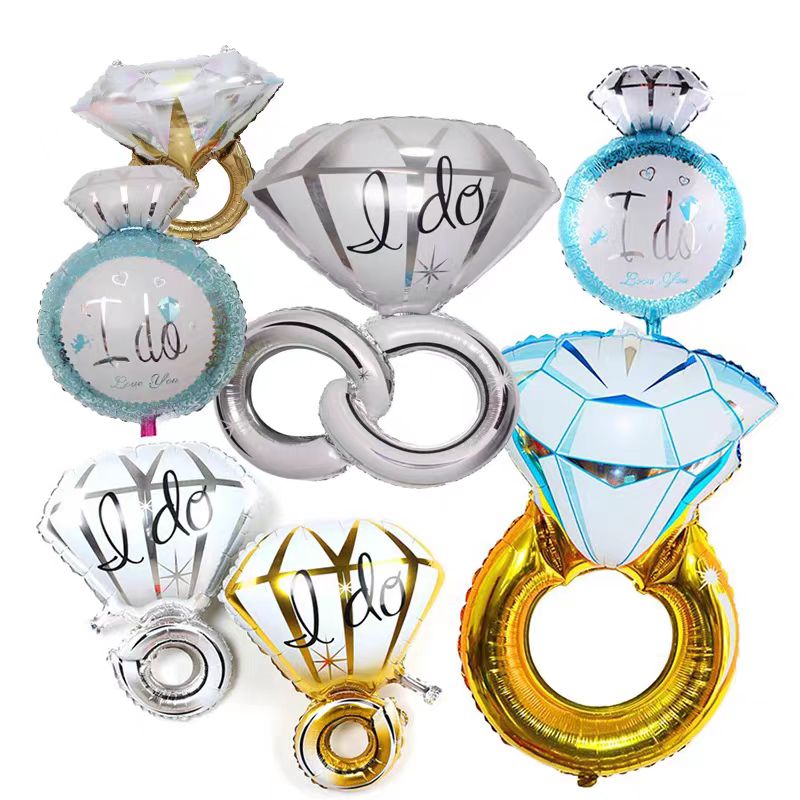 Globo de aluminio con anillo de compromiso.